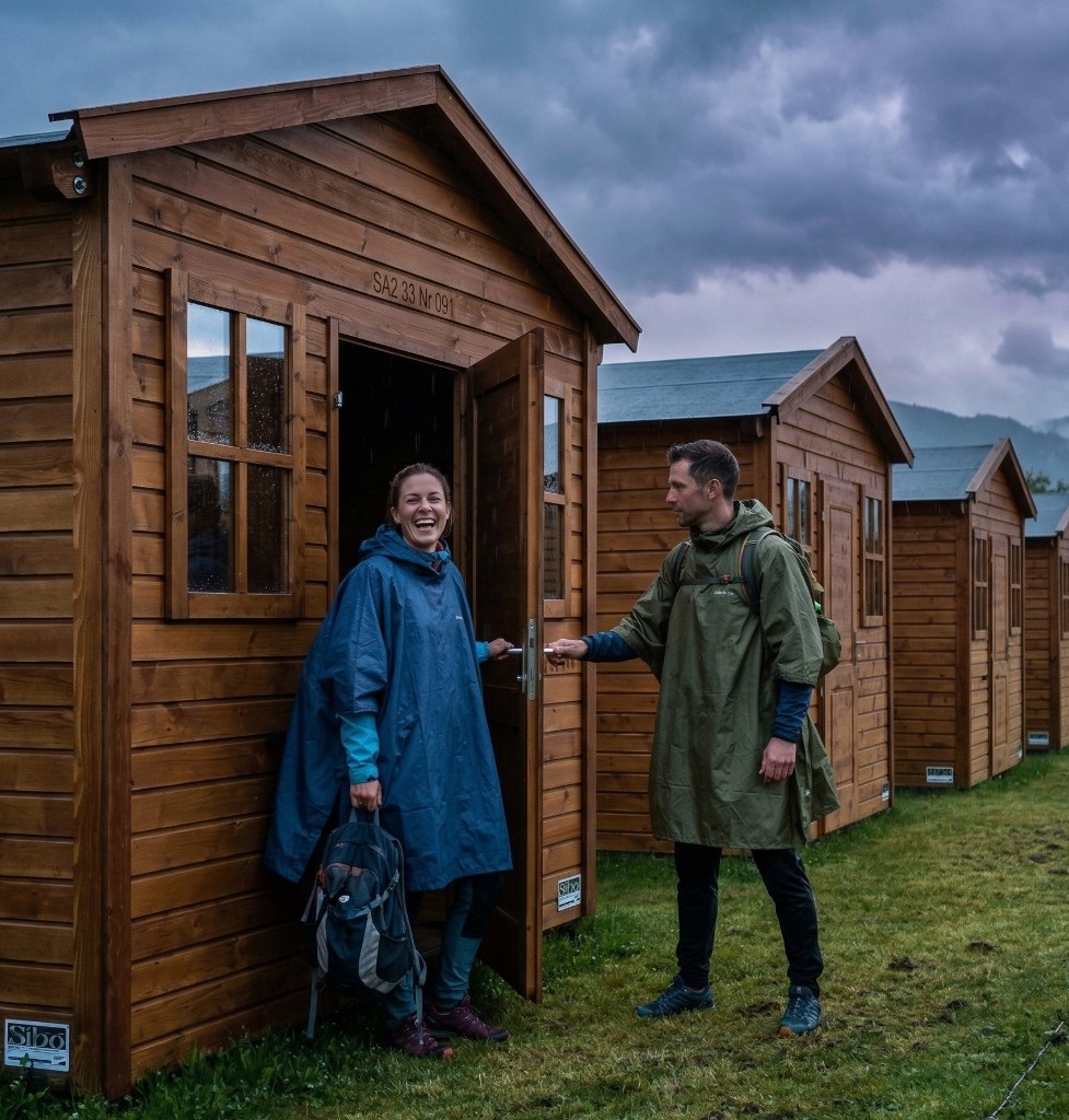 Glamping Chalet am Schitterhof Camping WEISS Spielberg – Holz-Chalets bei Sonnenuntergang zur DTM am Red Bull Ring