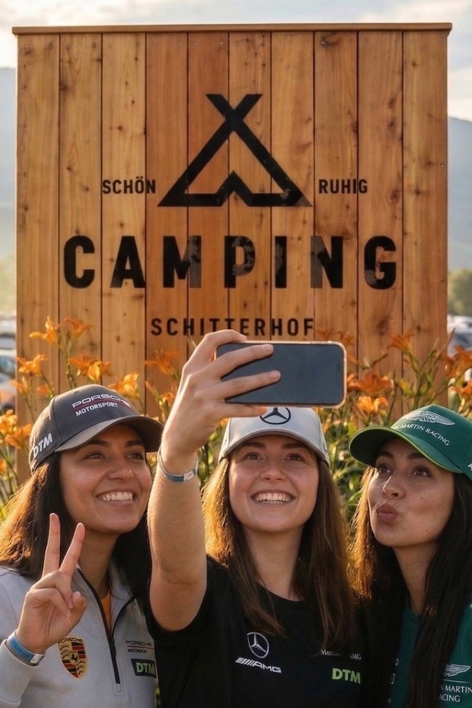 Selfie am Schitterhof Camping WEISS – Fans vor dem Camping-Schitterhof Schild beim DTM-Wochenende